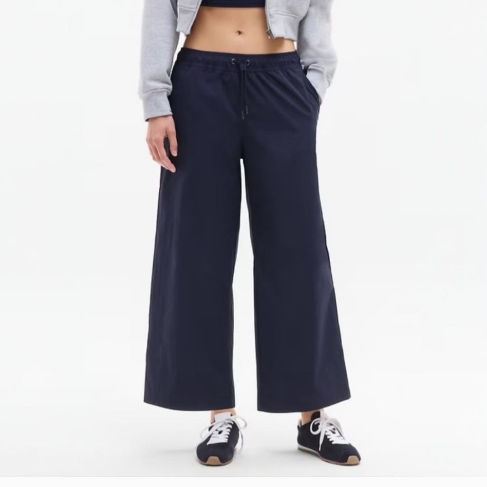 NWT Athleta Midday Crop Pant Black Pull On Size: Medium